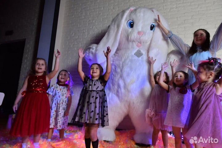 Аниматор в костюме ростового зайки