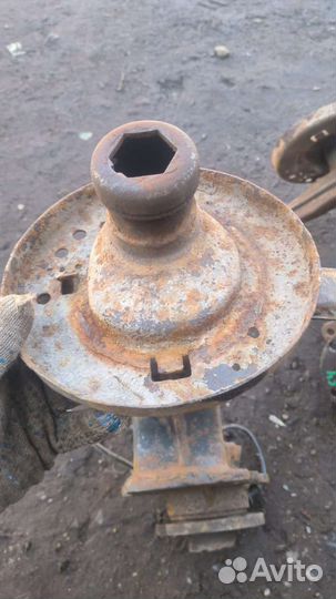 Передний правый кулак Audi 100c4 a6c4 443407258C