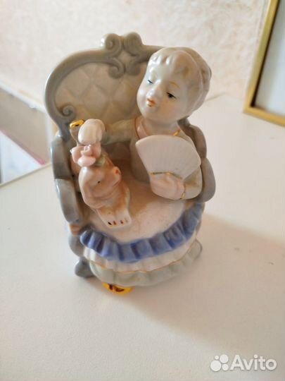 Фарфоровая статуэтка Девочка с собачкой