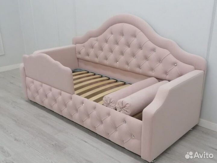 Детская кровать с подъемным механизмом