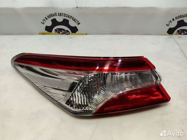 Фонарь левый Toyota Camry v70 галоген