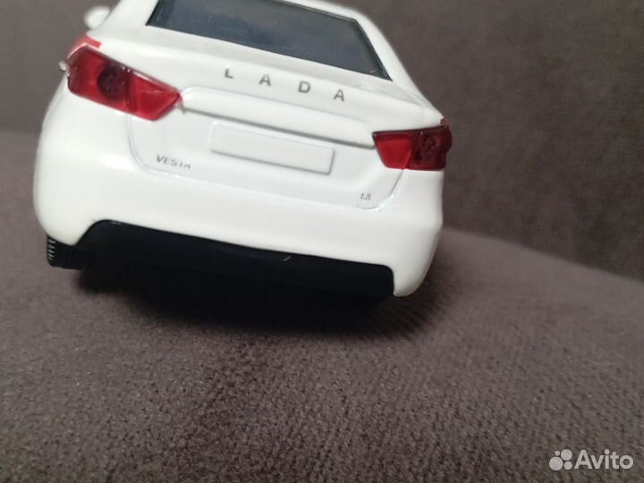 Игрушечная машина