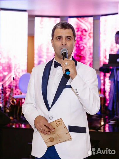 Ведущий русско-армянский певец, скрипач