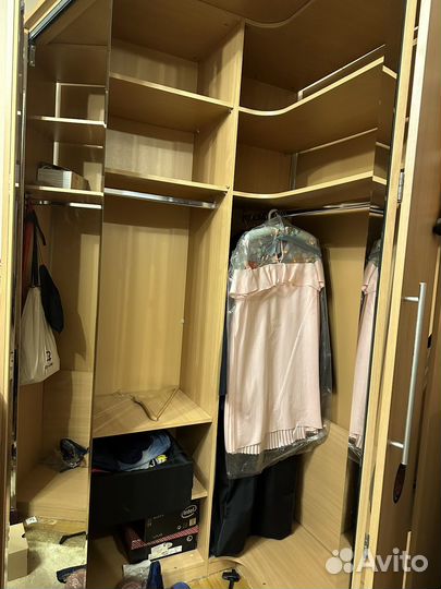 Угловой шкаф с зеркалом