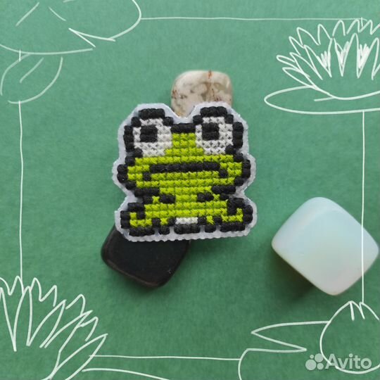 Вышитый значок лягушонок