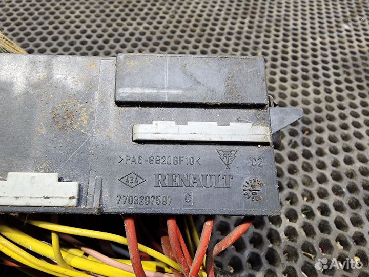 Блок предохранителей Renault Logan 1 Sandero