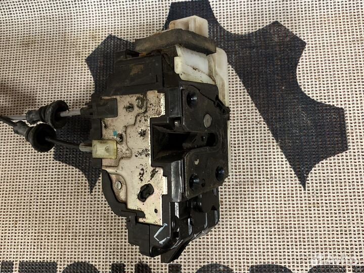 Замок двери передний правый Hyundai 813202H030