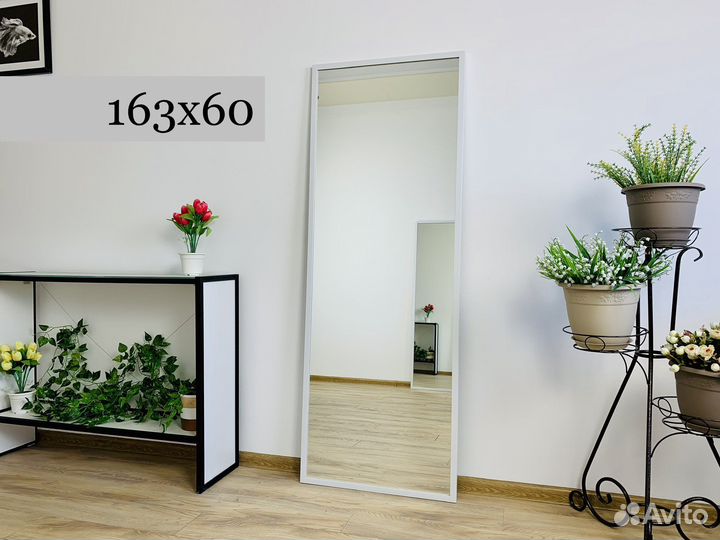 Зеркало в белой раме