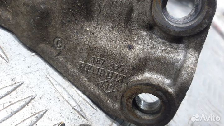 Кронштейн правой полуоси двигателя K4M Renault