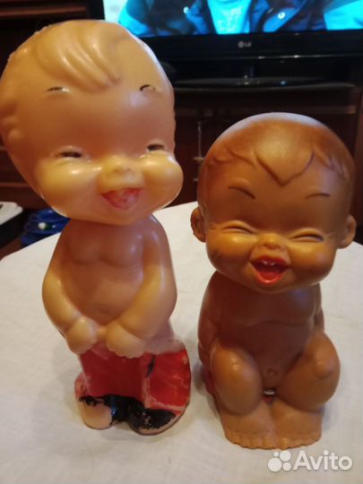 Мальчишки со спущенными штанишками