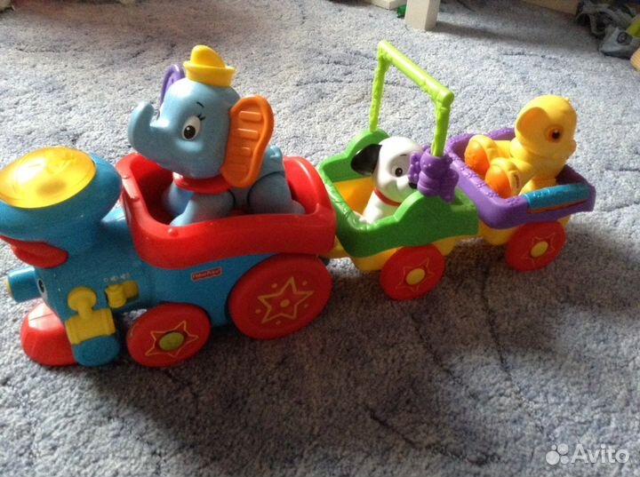 Паровозик Disney большой с фигурками звуками все д