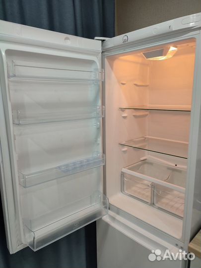 Холодильник с морозильником Indesit DS 318 W белый