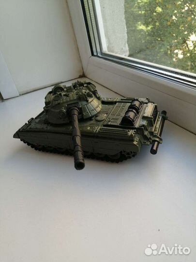Игрушечный танк(пластик)