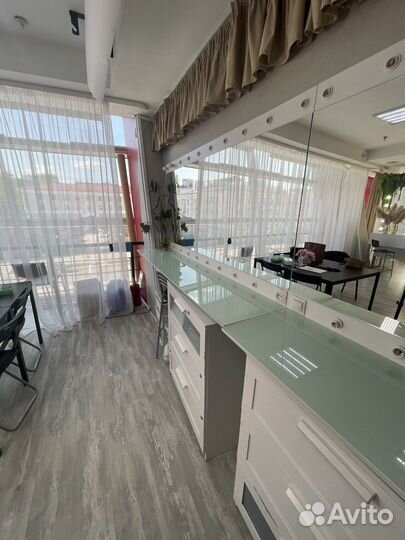 Гримерное зеркало со стойкой