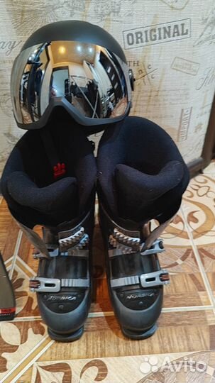 Продам горнолыжные лыжи с батинками. Шлем в подаро