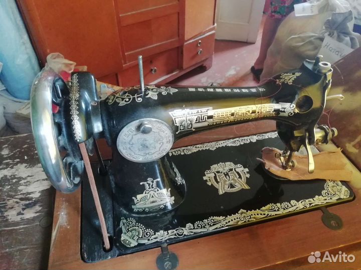 Старинная швейная машинка