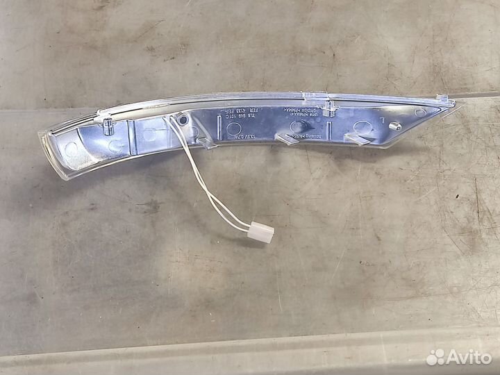 Повторитель поворота левый в зеркало VW Туарег GP