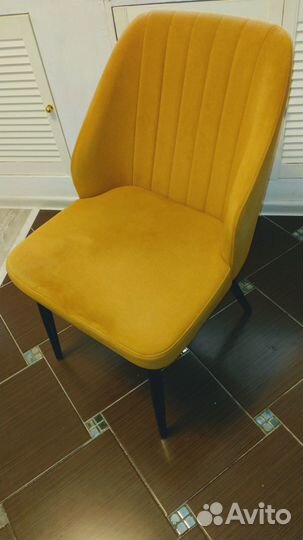 Мягкий кресло-стул горчичного цвета