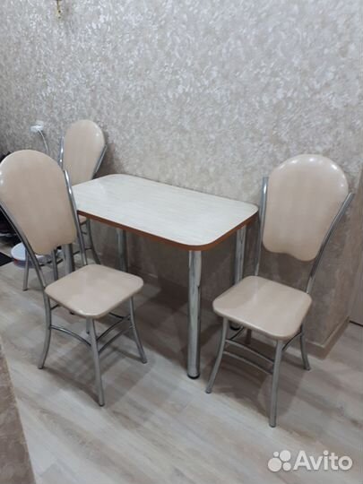 Кухонный стол и стулья б/у