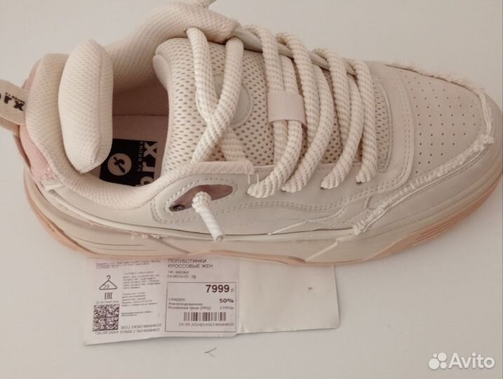 Кроссовки женские