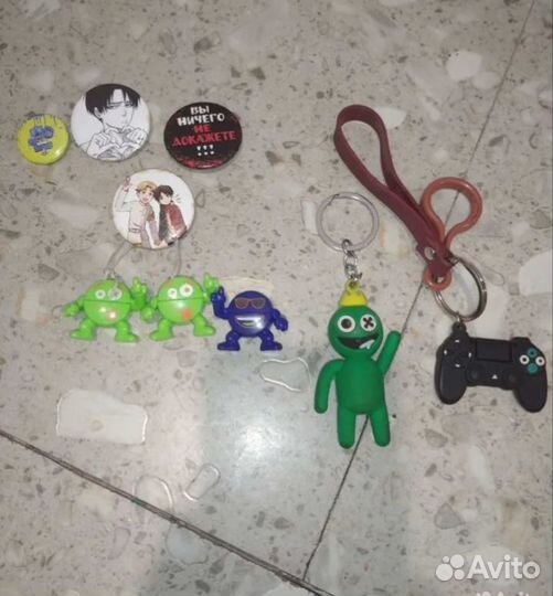 Значки и брелки