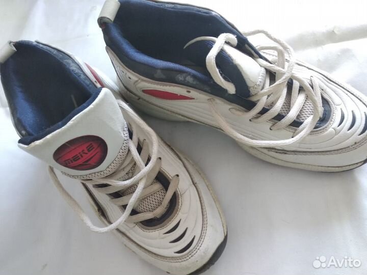 Кроссовки женские