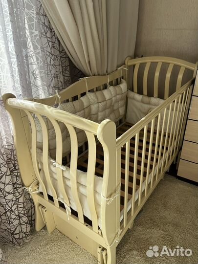 Детская кроватка с продольным маятником