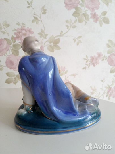 Фарфоровая статуэтка 