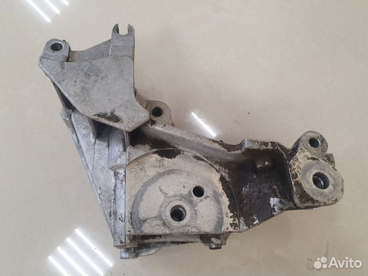 Кронштейн генератора Peugeot 607 2001