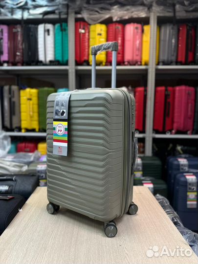 Чемодан на колесах и бьюти-кейс