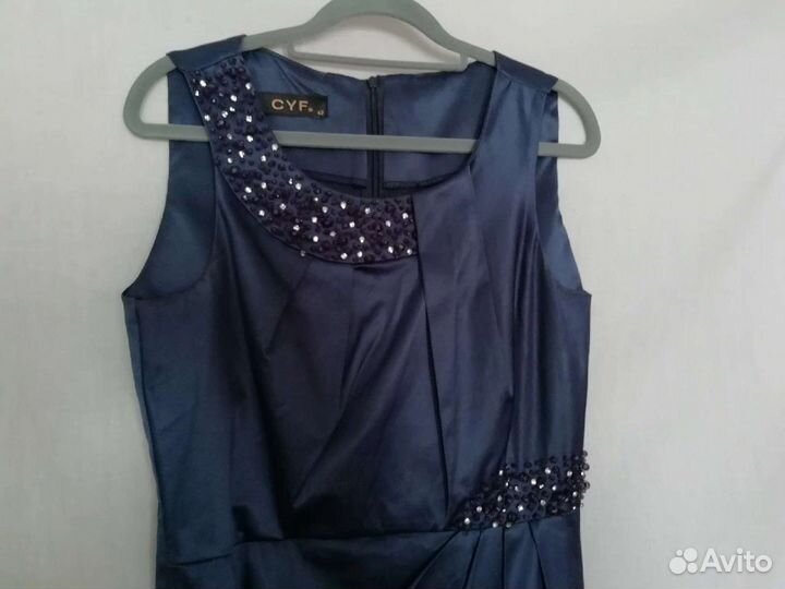 Платье с украшениями