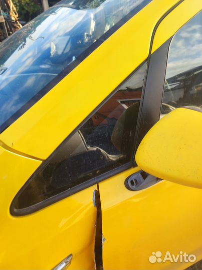 Передняя левая форточка Opel Corsa D