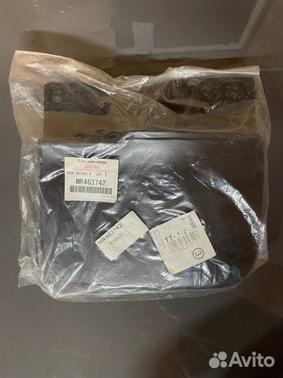 Брызговик передний правый Mitsubishi Pajero Sport