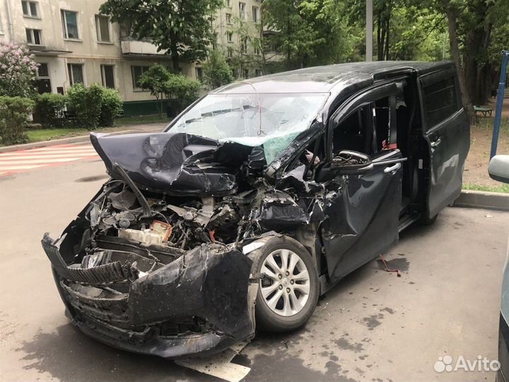 Toyota Esquire 1.8 CVT, 2016, битый, 130 000 км