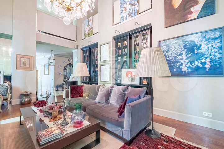 Дом 900 м² на участке 17 сот.