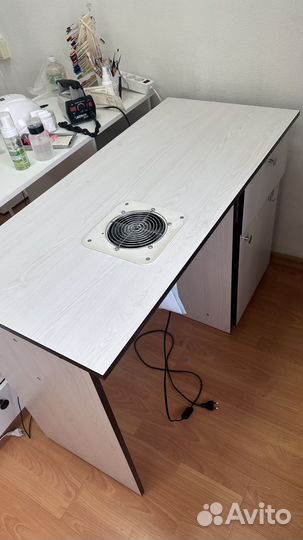 Стол маникюрный со встроенным пылесосом