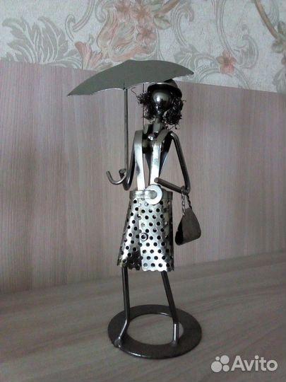 Для интерьера фигурка, чеканка