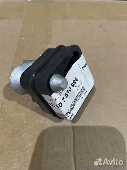 BMW E65 Резиновая подушка 18107510994