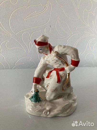 Фарфоровая статуэтка Иван царевич с лягушкой лфзи