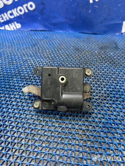 Моторчик заслонок отопителя Nissan Cefiro A33