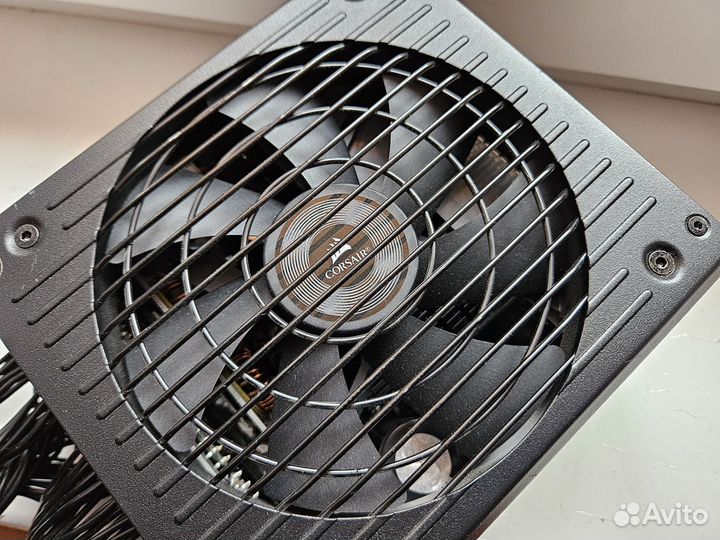 Топовый блок питания Corsair RM750