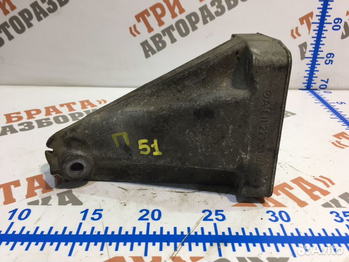 Мерседес E-Класс Кронштейн двигателя правый Прав