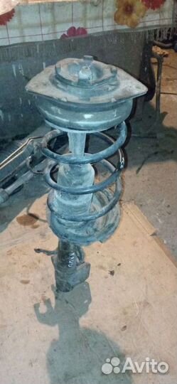 Стойка амортизатора в сборе правая Renault Clio