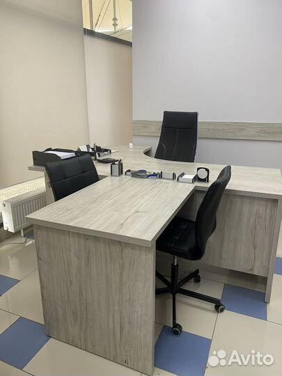 Стол руководителя с брифингом и стулья