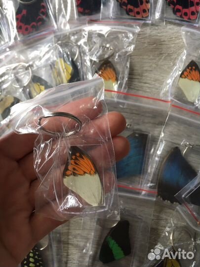 Брелок на ключи с крылом бабочки