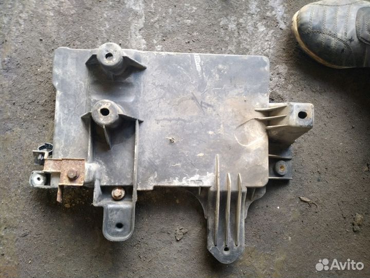 Площадка крепления аккумулятора Mitsubishi Colt 20