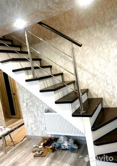 Лестница на металлокаркасе закрытого типа