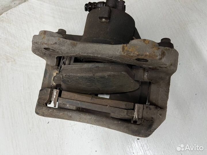 Суппорт передний левый правый Primera P12