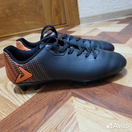 Продаются новые футбольные бутсы