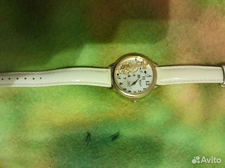 Ожерелья, серьги и часы